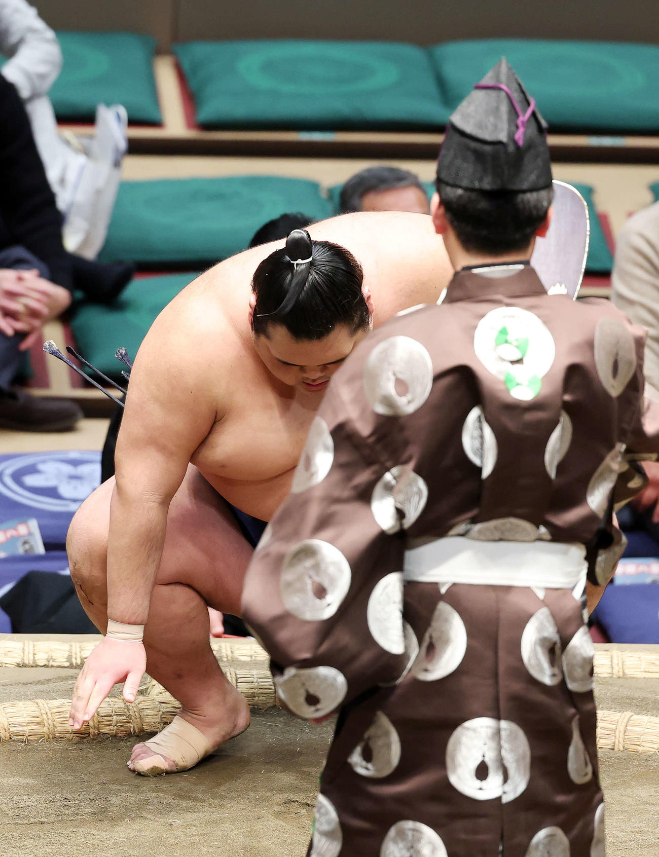 剣翔を寄り切りで破り勝ち名乗りを受ける一意（撮影・鈴木正人）