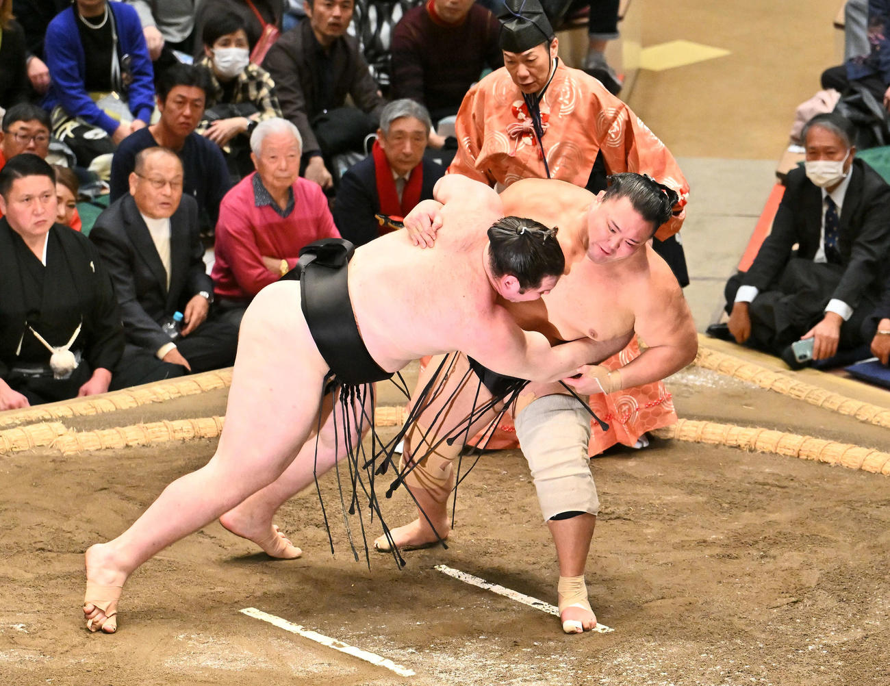 朝乃山（右）は獅子をすくい投げで破る（撮影・滝沢徹郎）