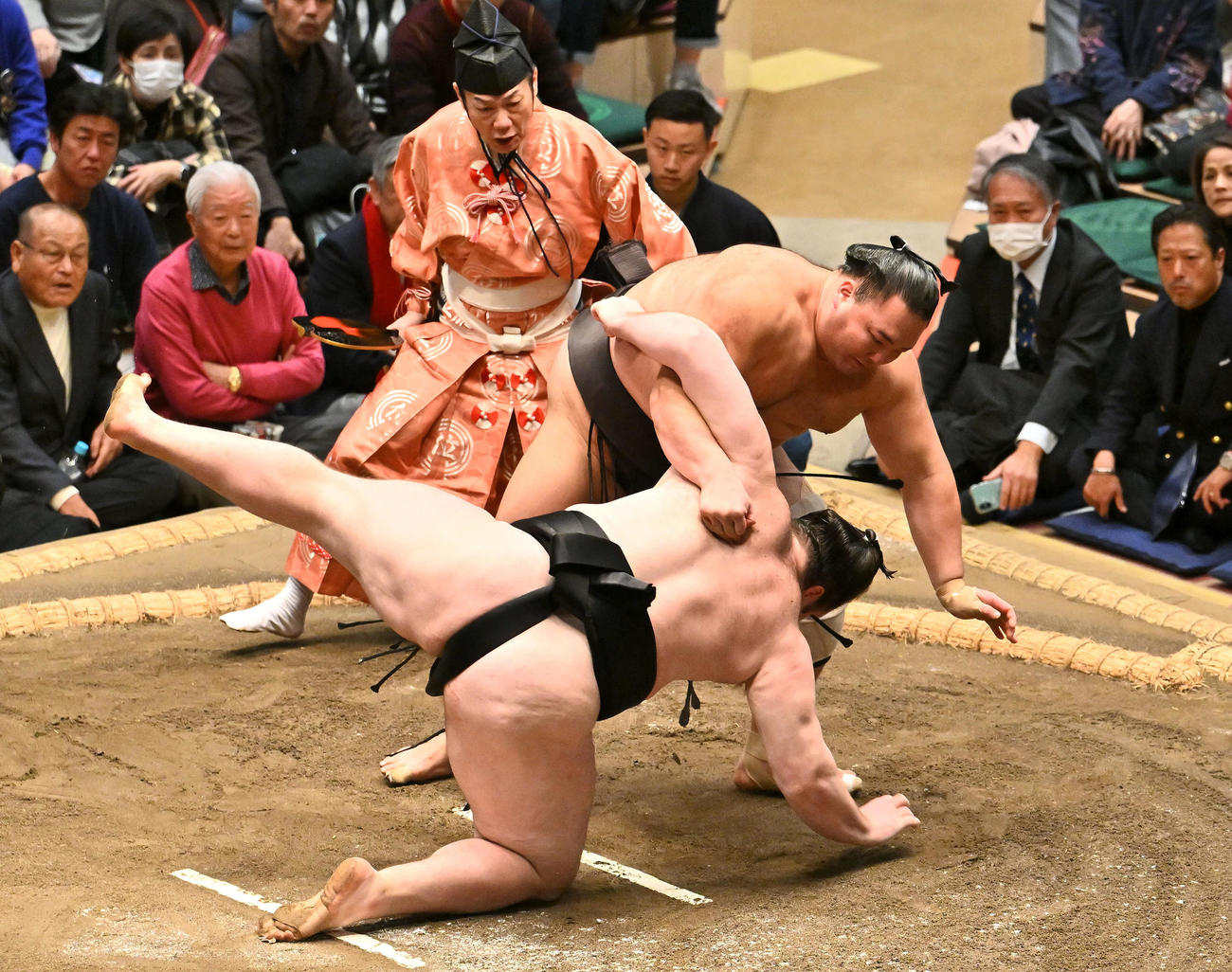 朝乃山（上）は獅子をすくい投げで破る（撮影・滝沢徹郎）