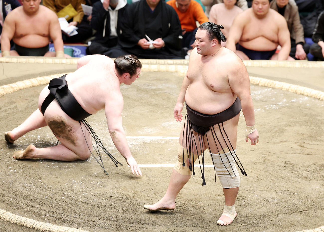 獅司（左）をすくい投げで破った朝乃山（撮影・鈴木正人）