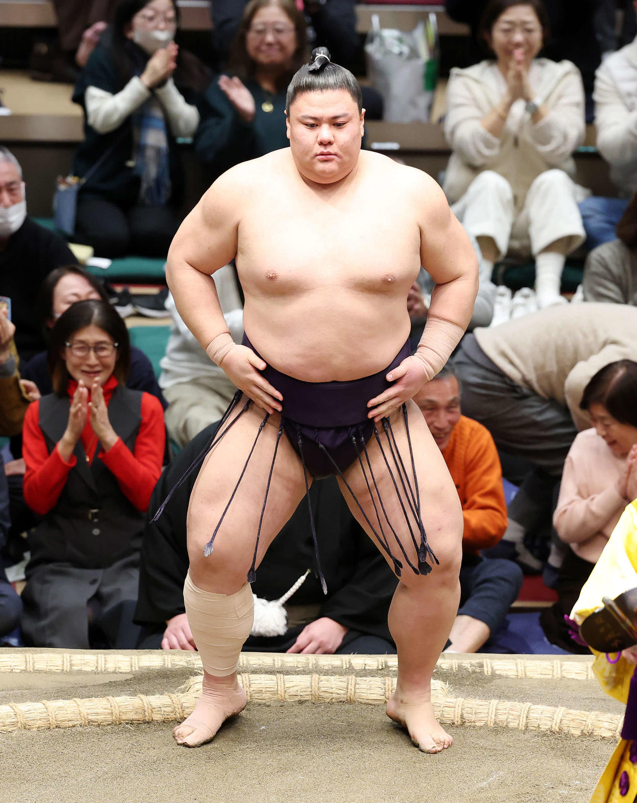 大の里を上手投げで破った義ノ富士（撮影・鈴木正人）