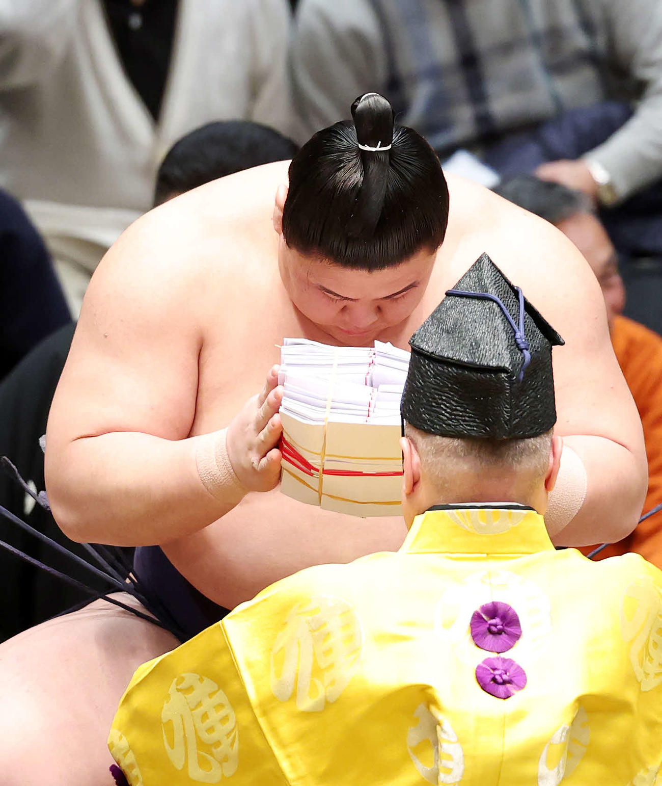 懸賞金の束を受け取る義ノ富士（撮影・鈴木正人）