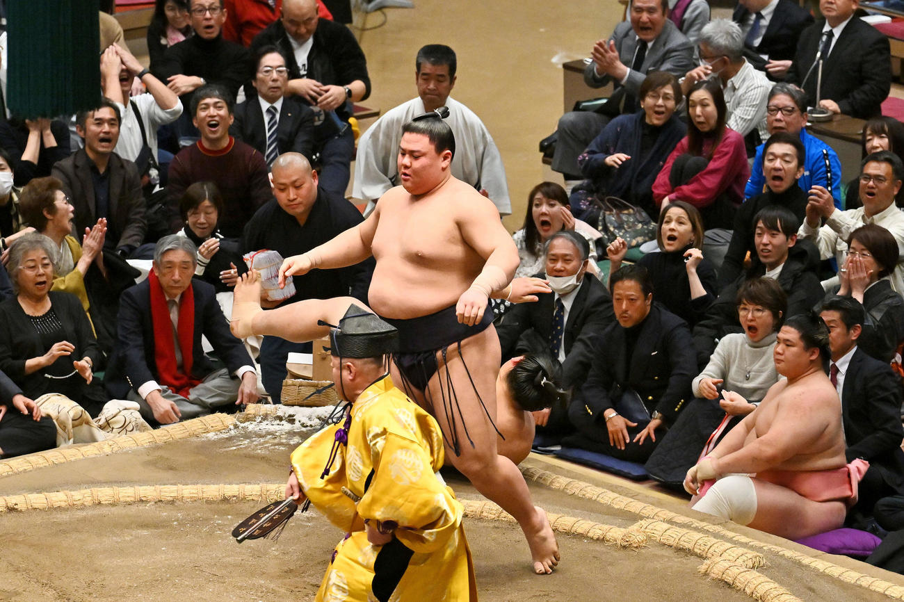 義ノ富士（中央）は大の里を上手投げで破る。右は宇良（撮影・滝沢徹郎）