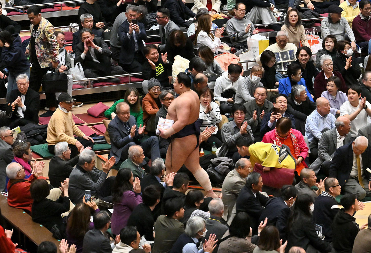 大の里を破った義ノ富士はファンの拍手を浴びて引き揚げる（撮影・滝沢徹郎）