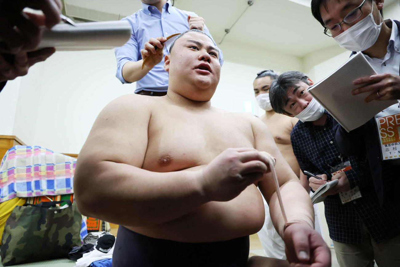 報道陣の質問に答える義ノ富士