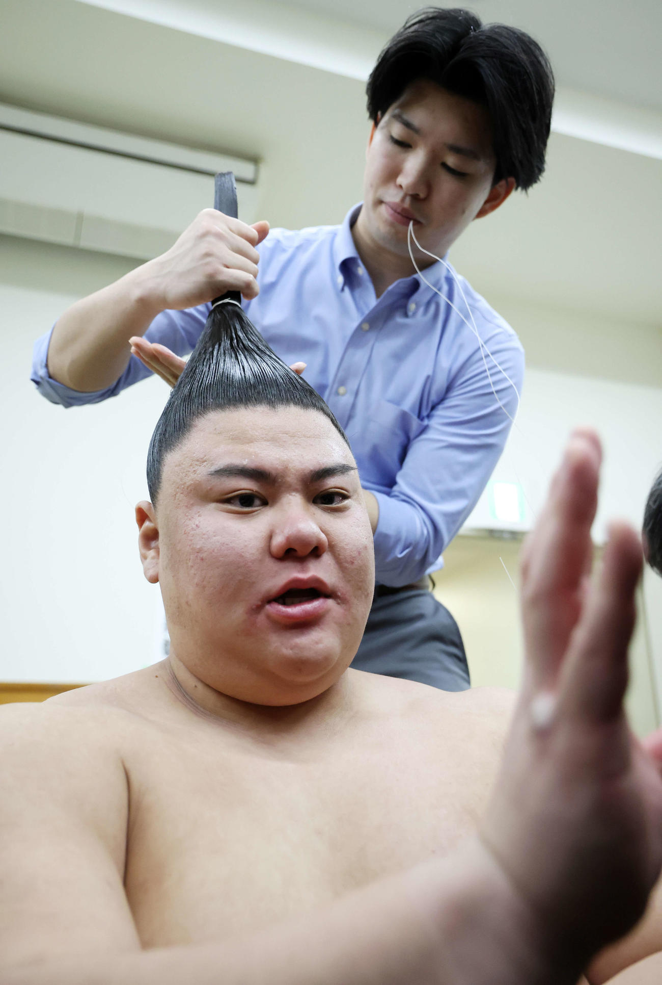 報道陣の質問に答える義ノ富士