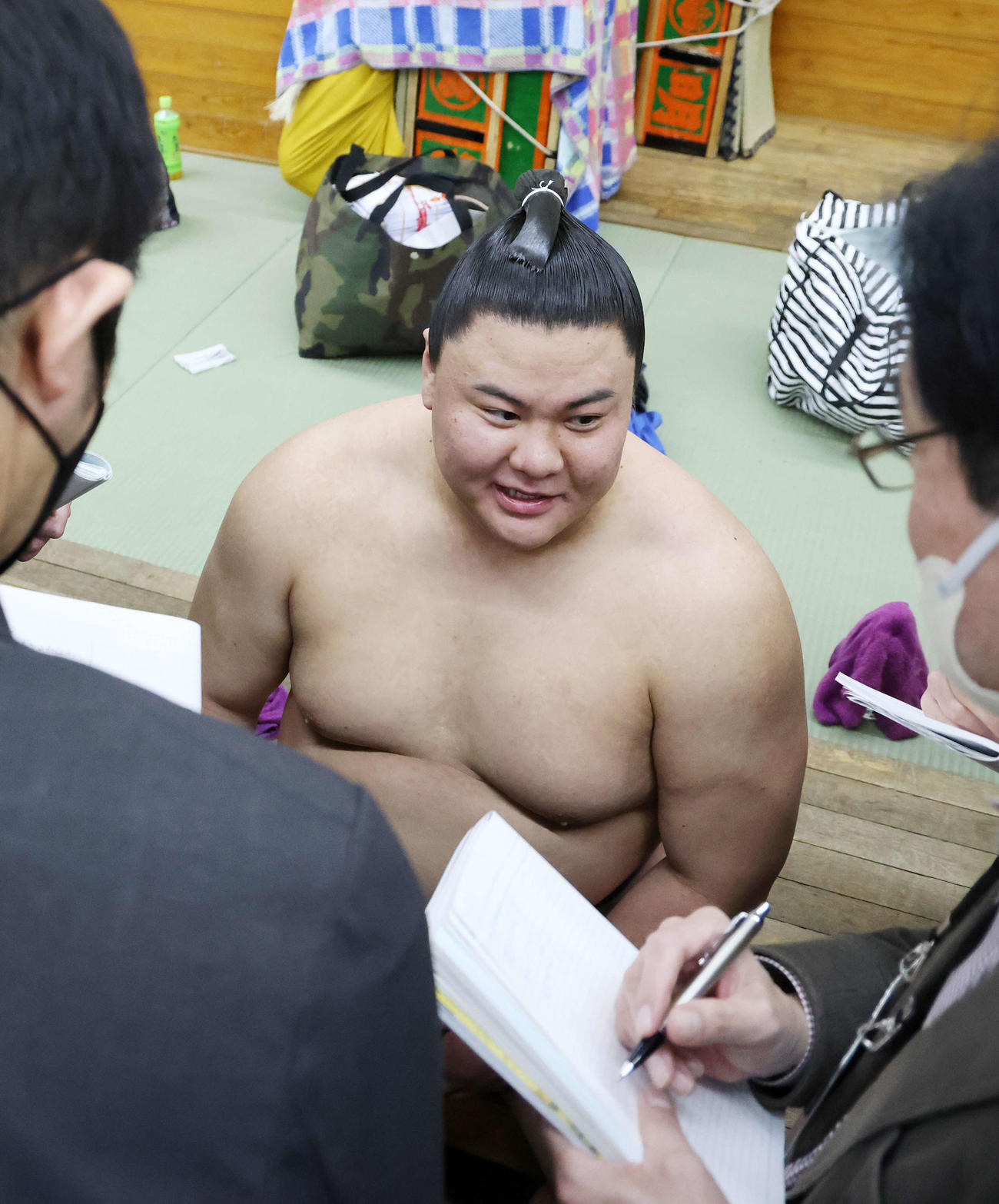 報道陣の質問に答える義ノ富士