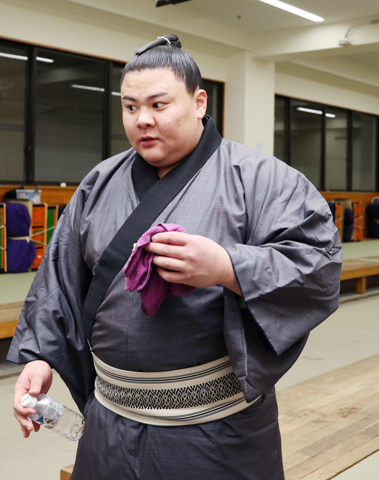 支度部屋を引き揚げる義ノ富士