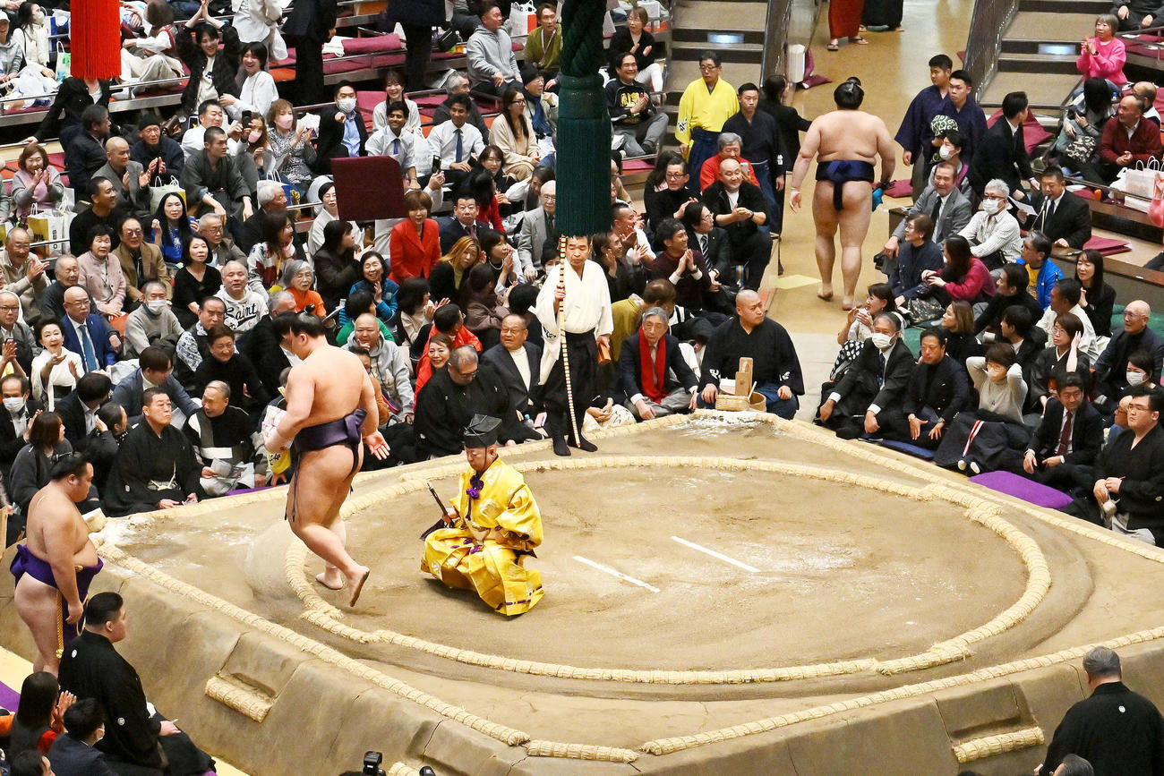 義ノ富士（左）が大の里を破り座布団が舞う（撮影・滝沢徹郎）