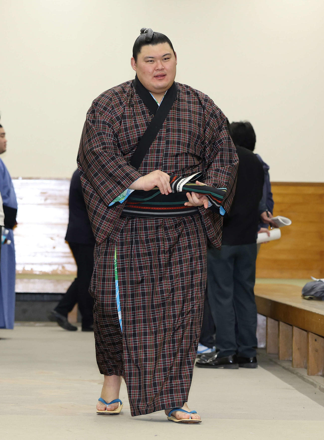 支度部屋を引き揚げる大の里