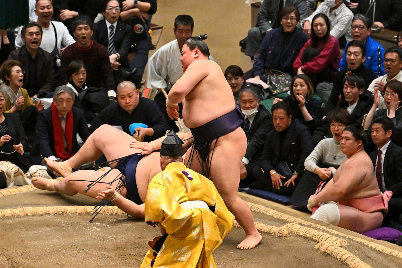 義ノ富士（中央）は大の里を上手投げで破る。右は宇良（撮影・滝沢徹郎）