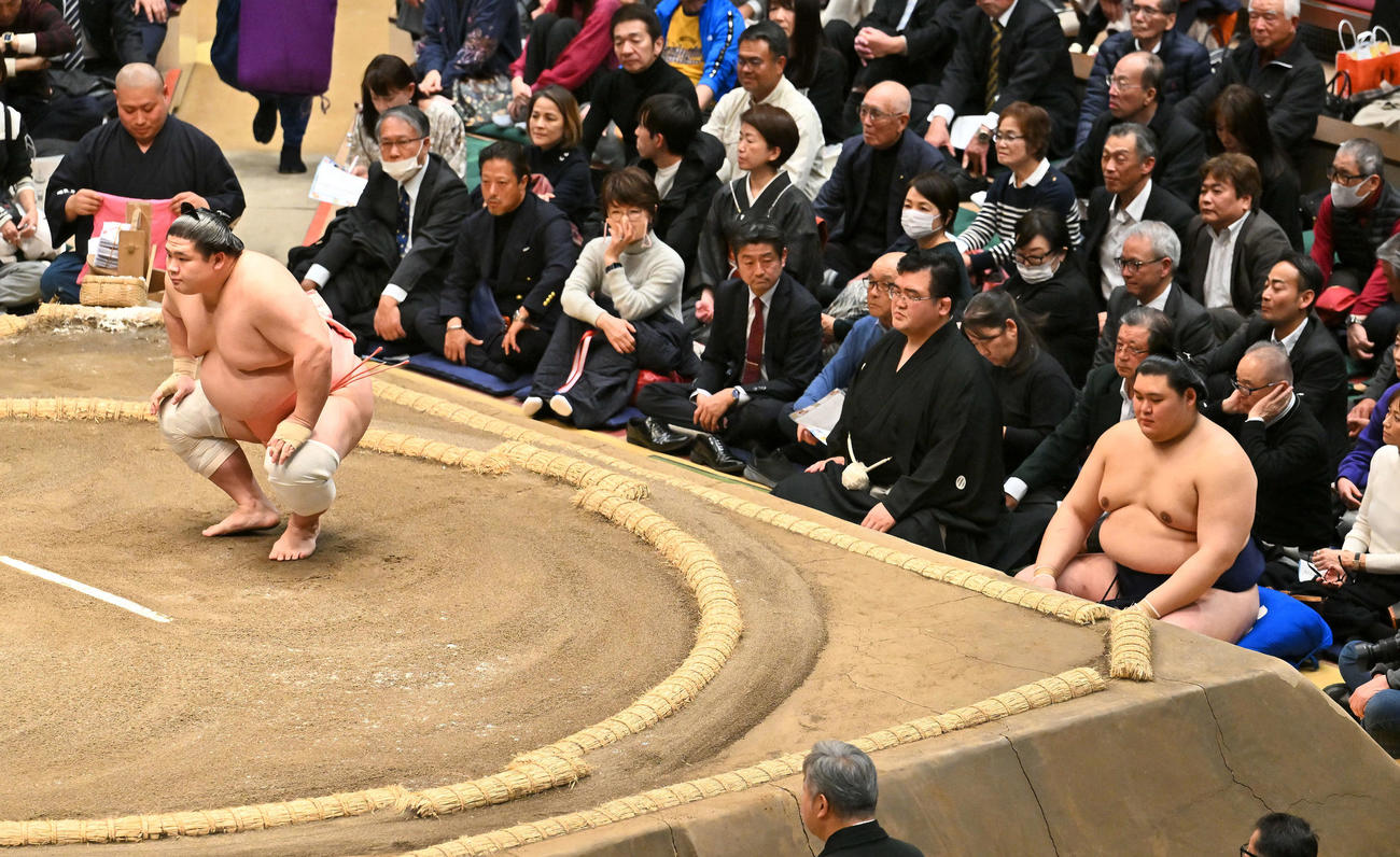 豊昇龍との取り組みに臨む宇良。右は大の里（撮影・滝沢徹郎）