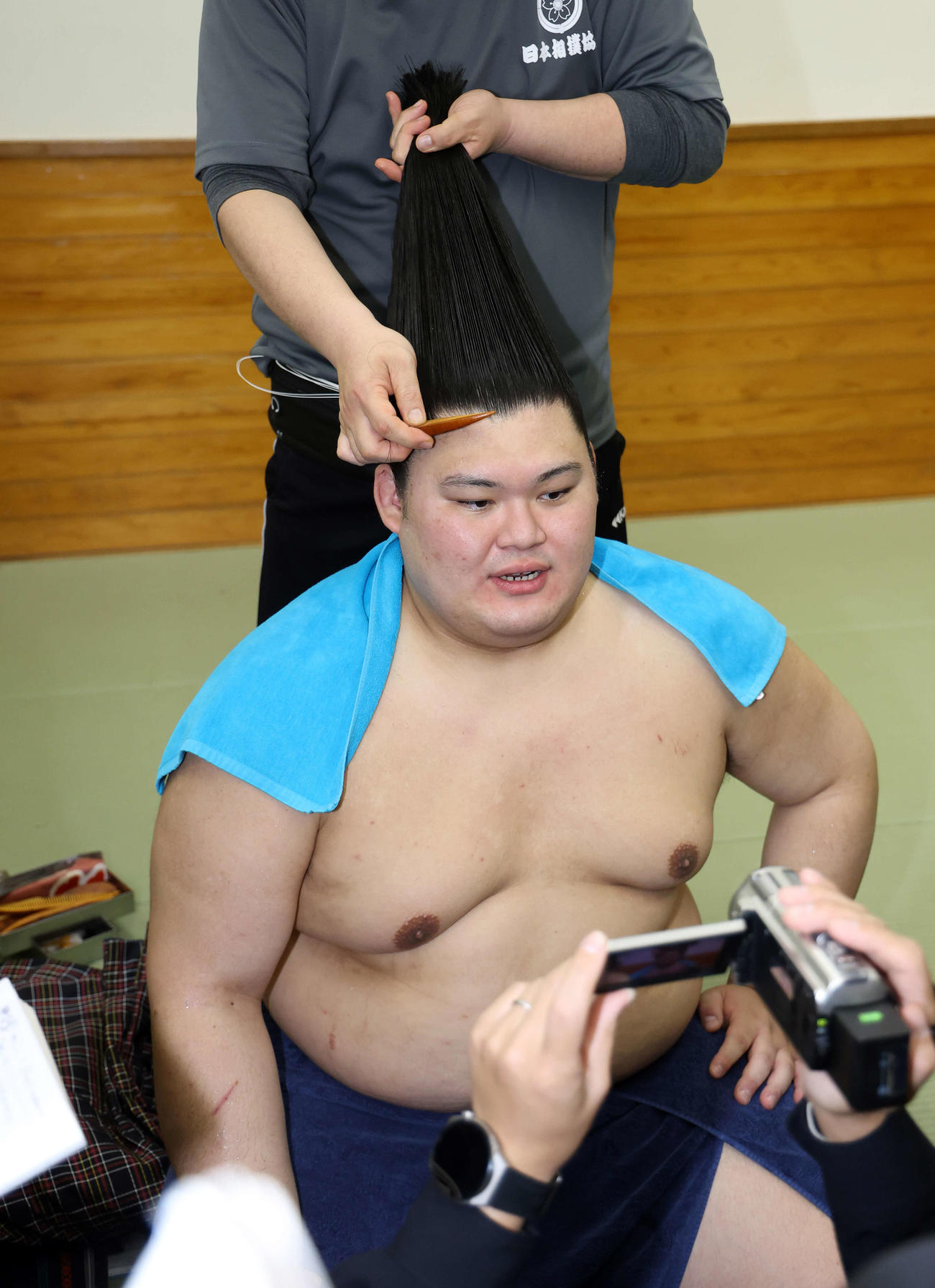 報道陣の質問に答える大の里