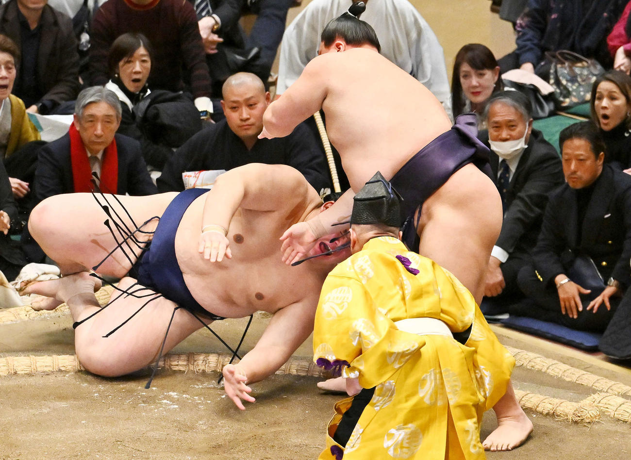 義ノ富士（右）に上手投げで敗れる大の里（撮影・滝沢徹郎）