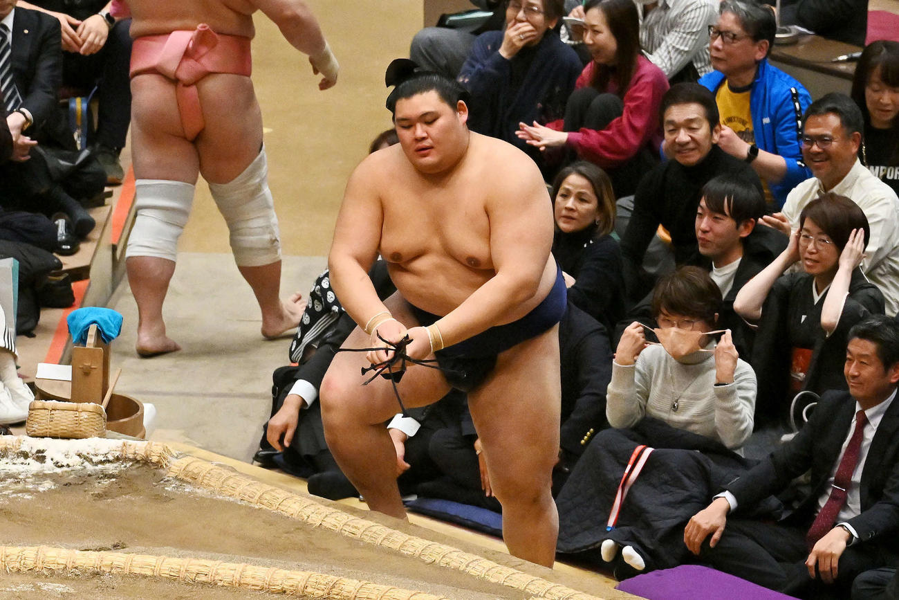 義ノ富士に敗れた大の里（撮影・滝沢徹郎）
