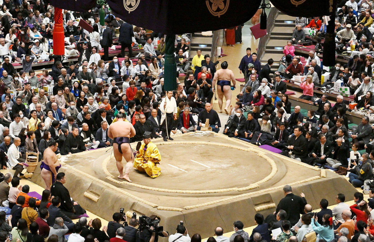 義ノ富士（左）が大の里を破り座布団が舞う（撮影・滝沢徹郎）