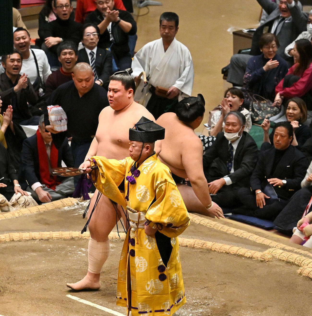 義ノ富士（左）は大の里を上手投げで破る（撮影・滝沢徹郎）