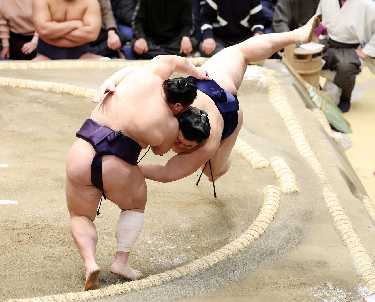 大の里（右）を上手投げで破る義ノ富士（撮影・鈴木正人）