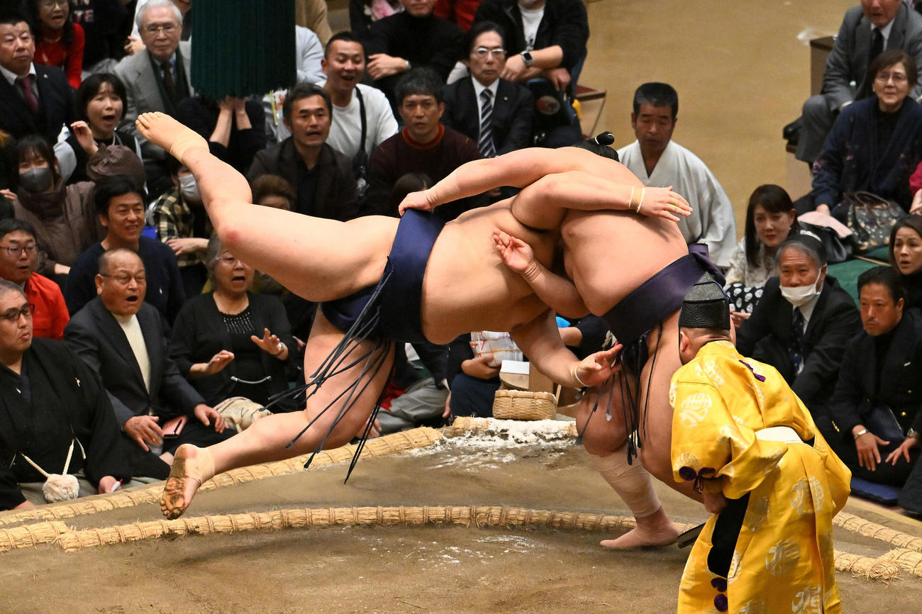 義ノ富士（右）は大の里を上手投げで破る（撮影・滝沢徹郎）