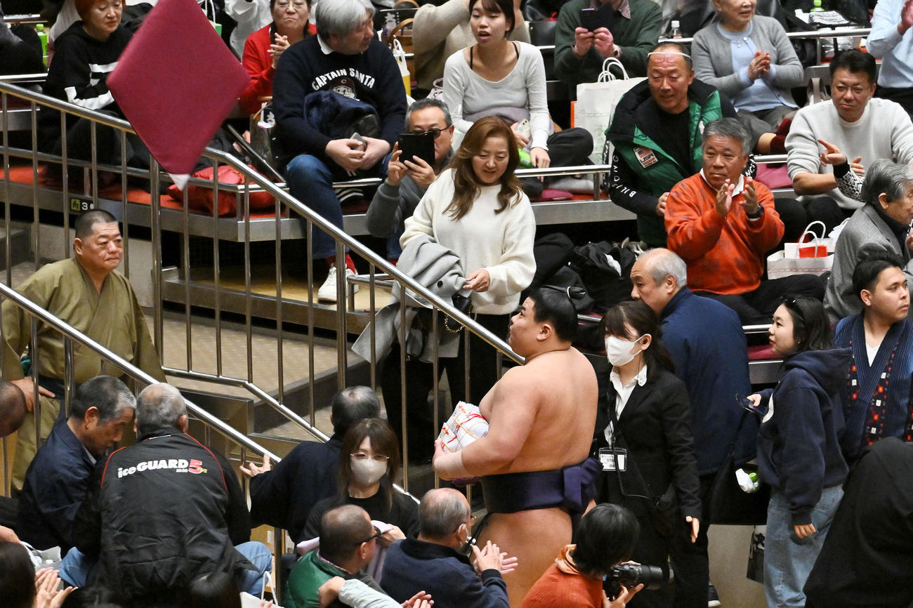 大の里を破った義ノ富士に向かって座布団が飛んでくる（撮影・滝沢徹郎）