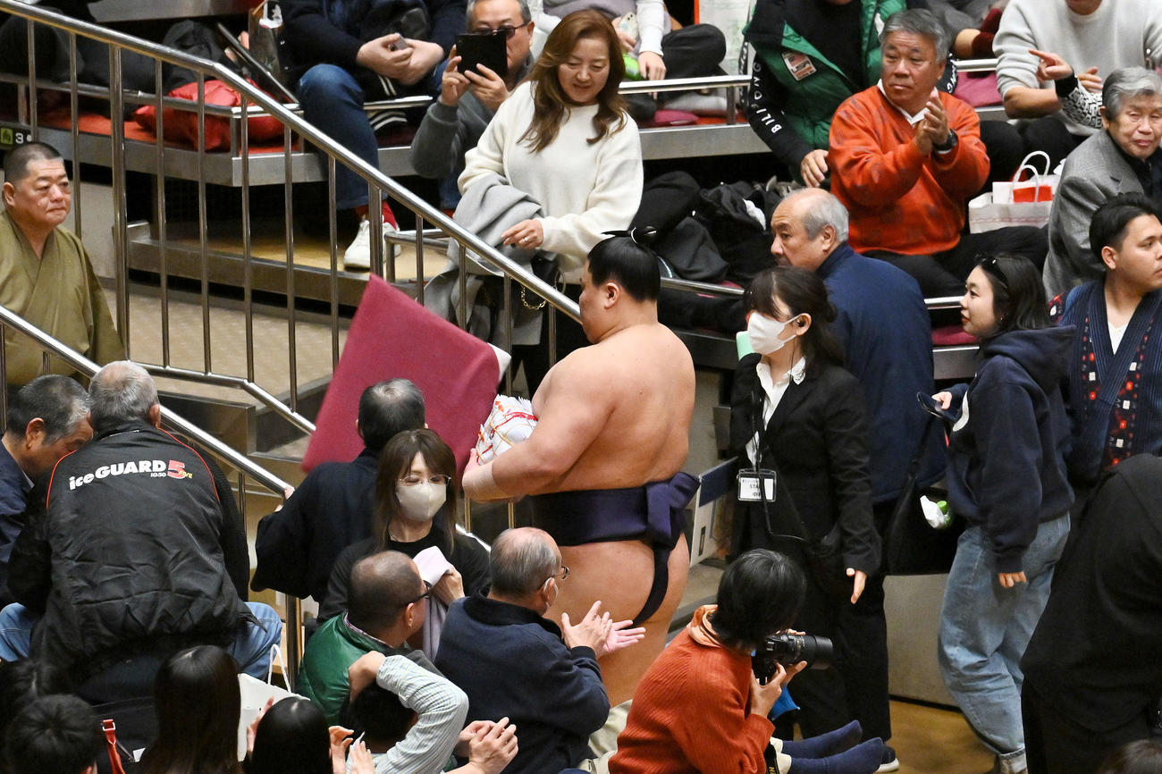 大の里を破った義ノ富士に向かって座布団が飛んでくる（撮影・滝沢徹郎）