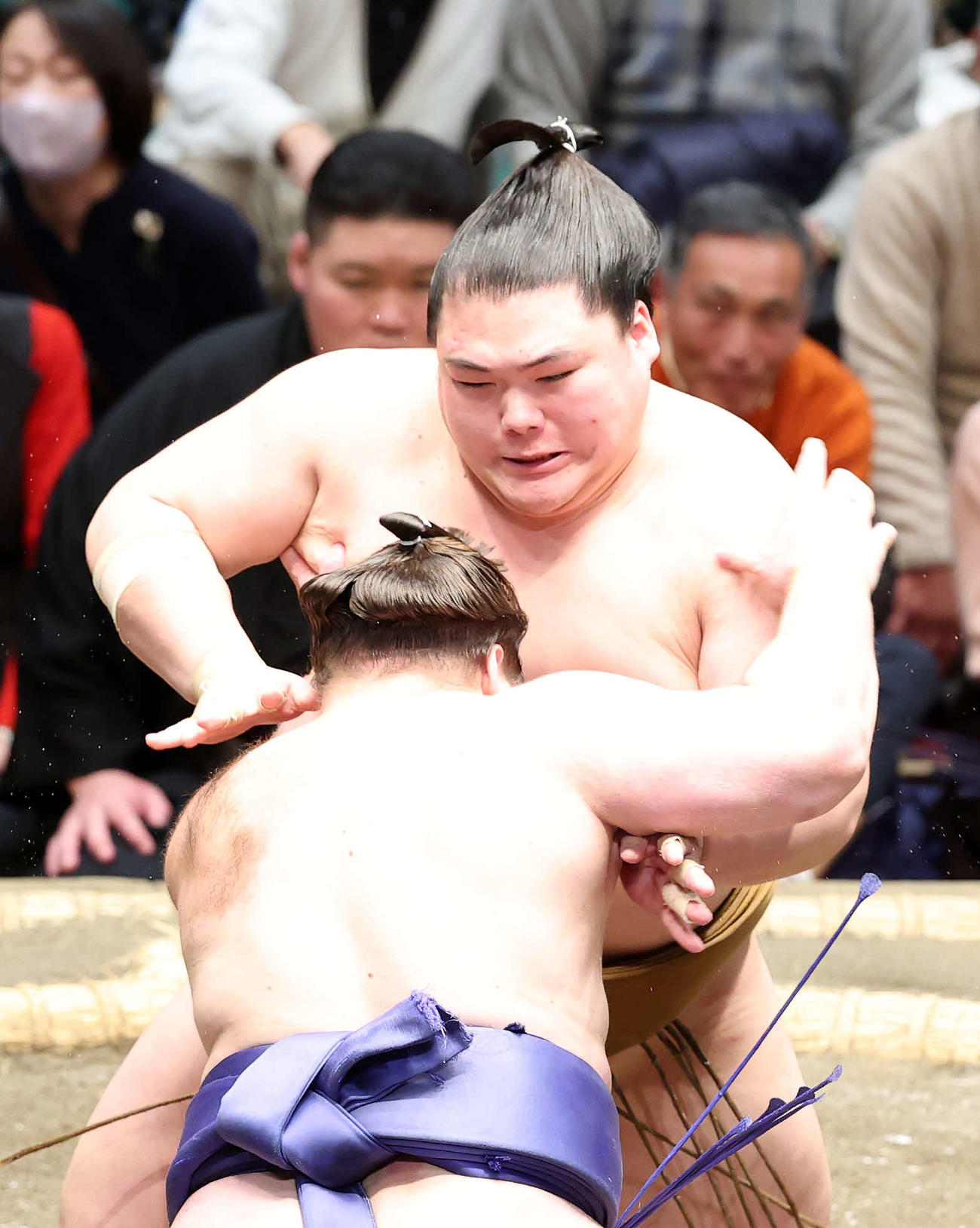 安青錦（手前）を攻める王鵬（撮影・鈴木正人）