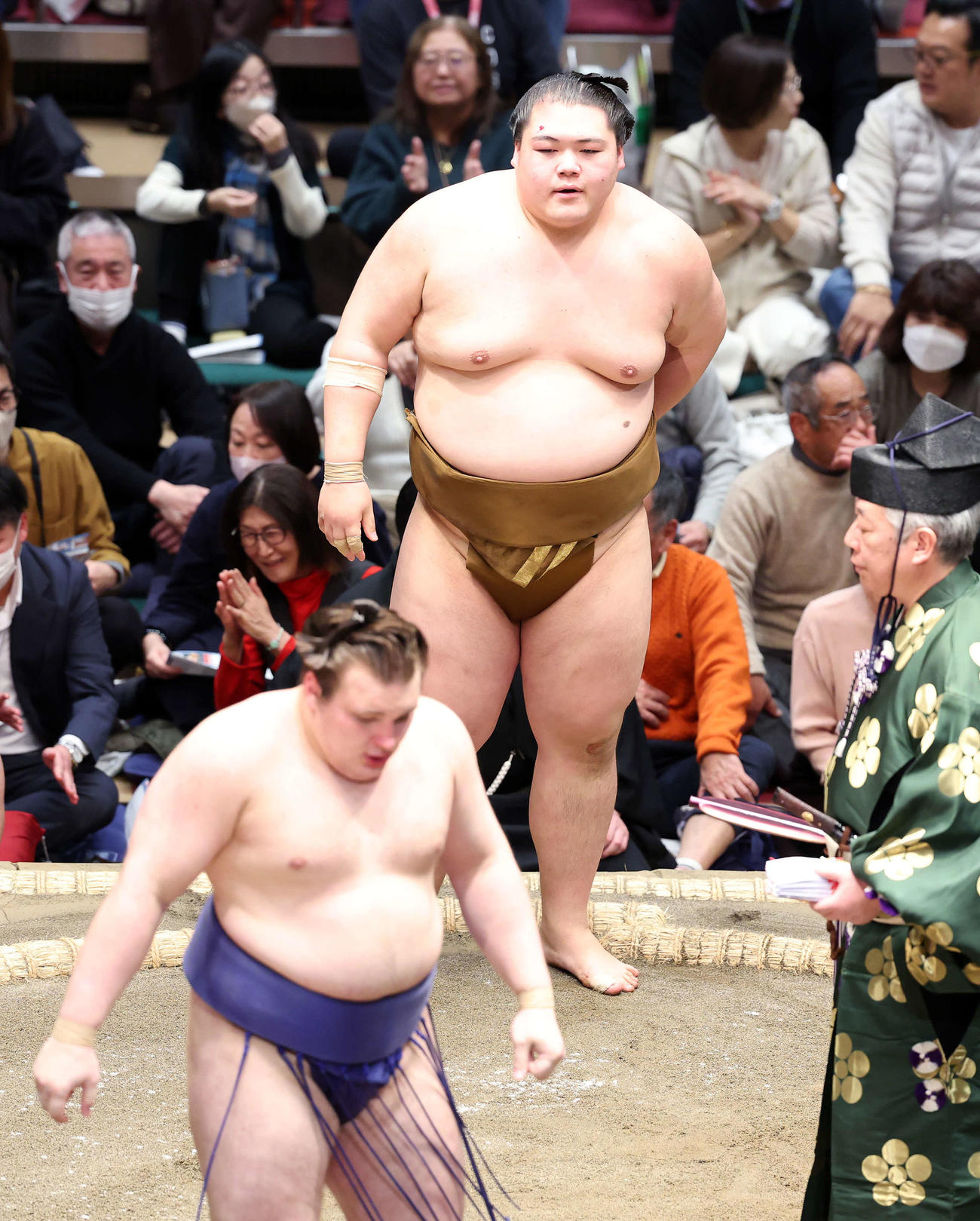 安青錦（手前）を浴せ倒しで破った王鵬（撮影・鈴木正人）