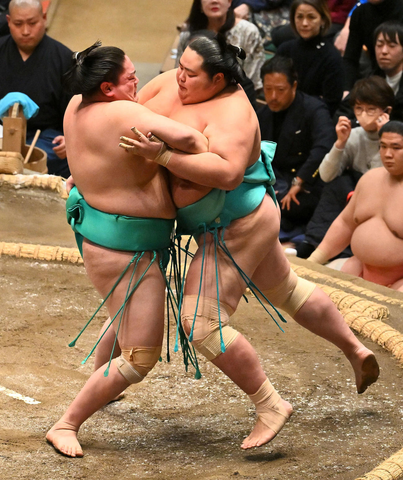 一山本（左）は琴桜を攻める（撮影・滝沢徹郎）