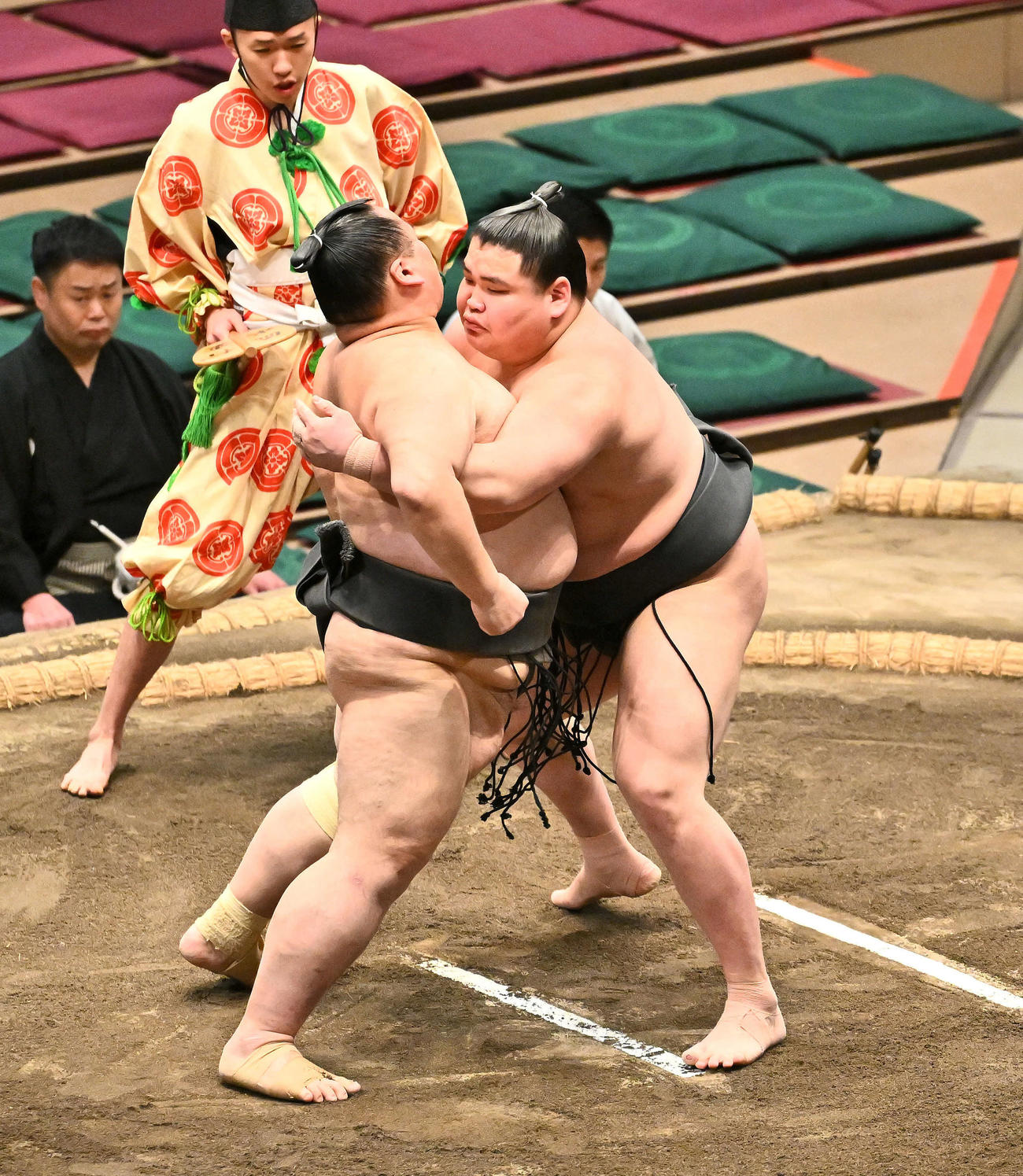 旭富士（右）は東浪を攻める（撮影・滝沢徹郎）