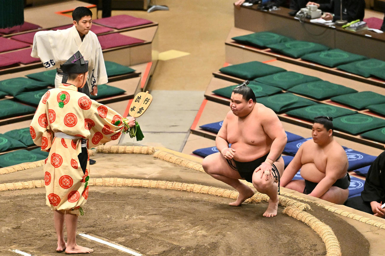旭富士は東浪を破り勝ち名乗りを受ける（撮影・滝沢徹郎）