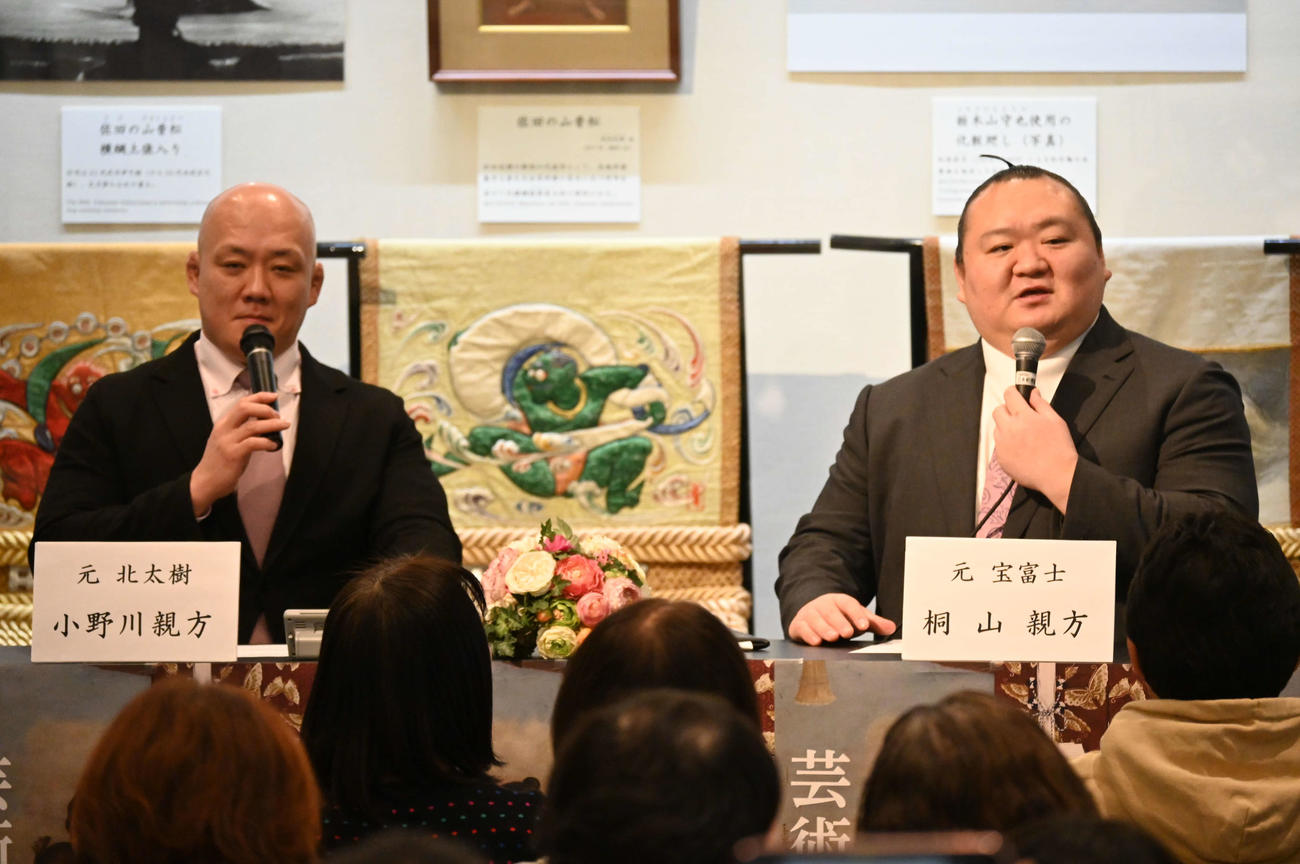 桐山親方（元関脇宝富士、右）は親方トークショーでファンの質問に答える（撮影・飯岡大暉）