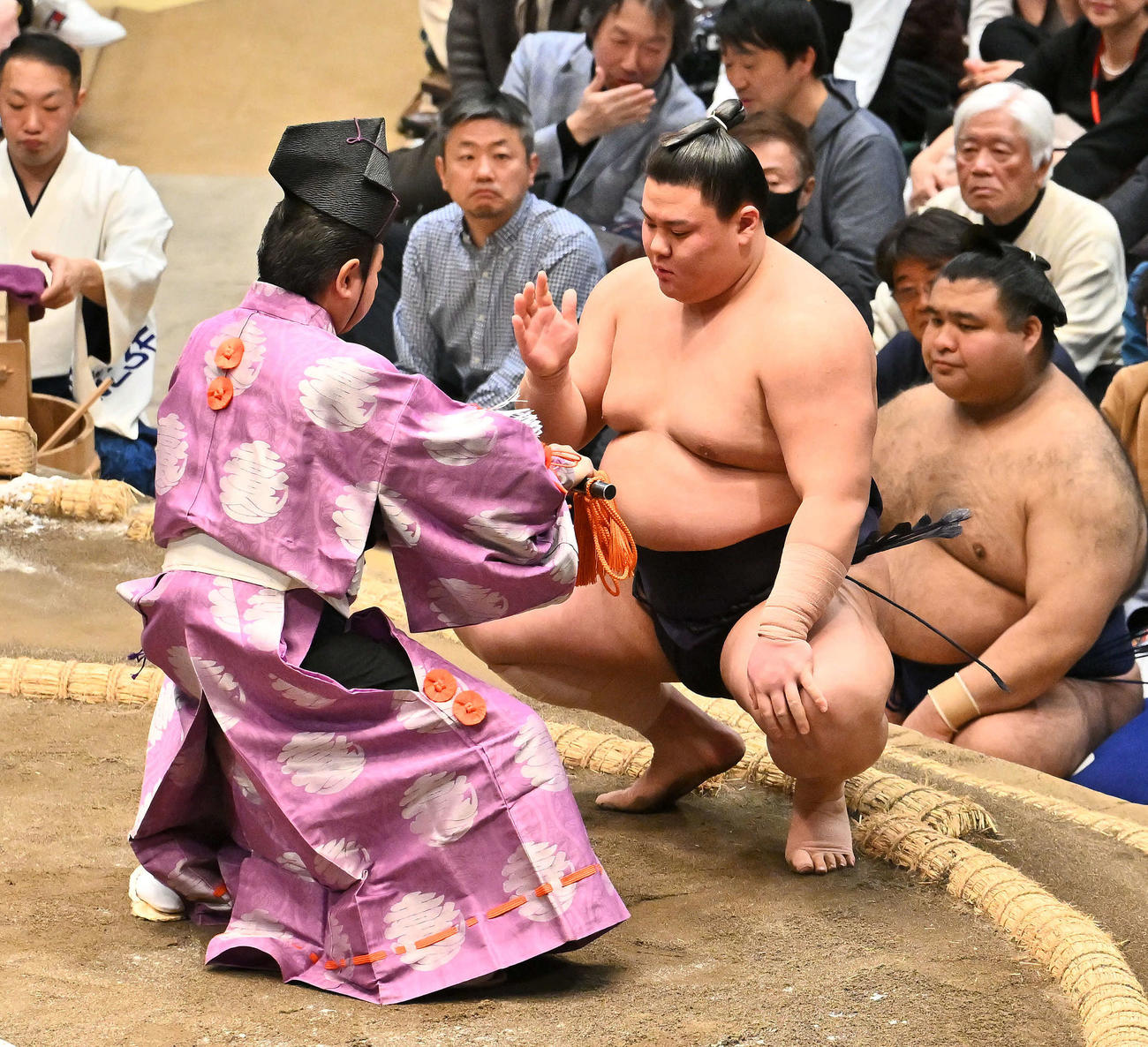 義ノ富士は一山本を破り懸賞金を受け取る（撮影・滝沢徹郎）
