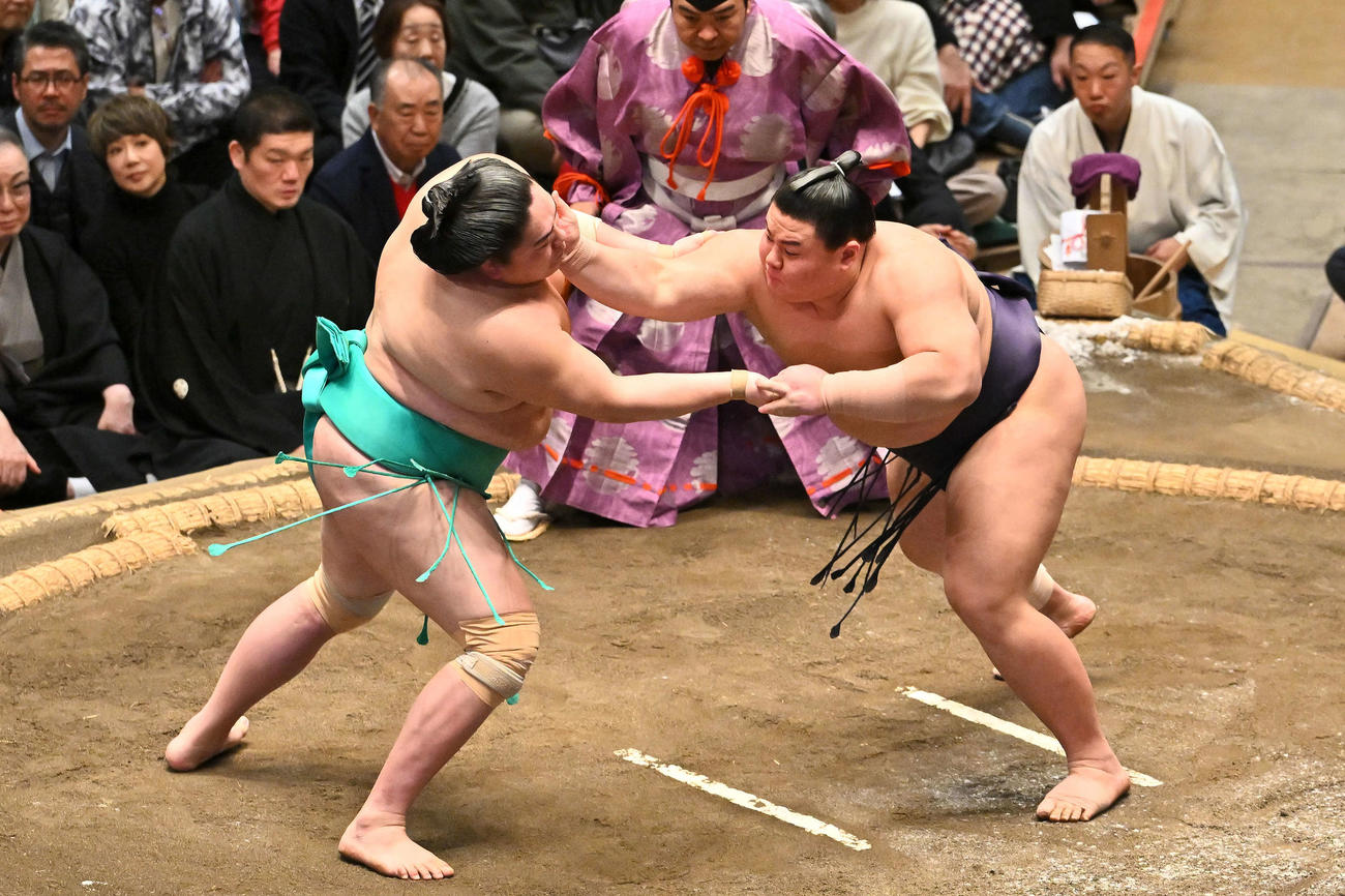 義ノ富士（右）は一山本を攻める（撮影・滝沢徹郎）