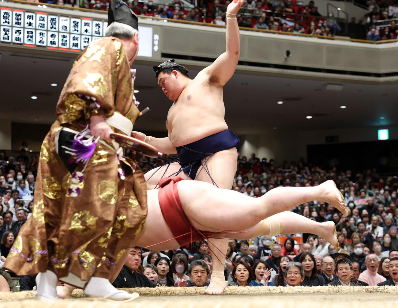 隆の勝（手前）を突き落としで破る大の里（撮影・鈴木正人）