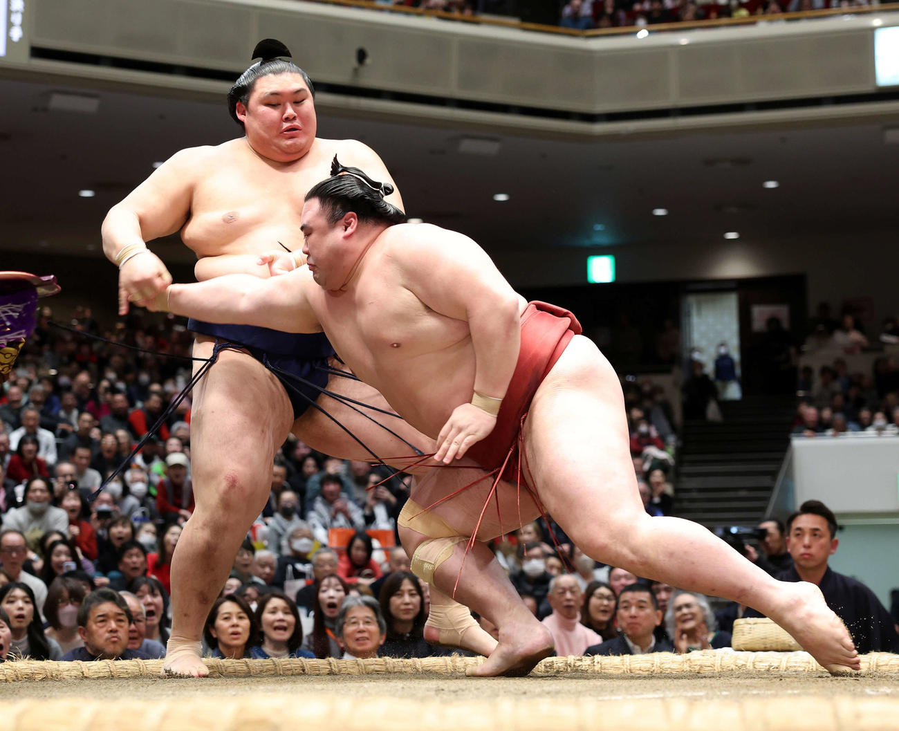 隆の勝（手前）を攻める大の里（撮影・鈴木正人）