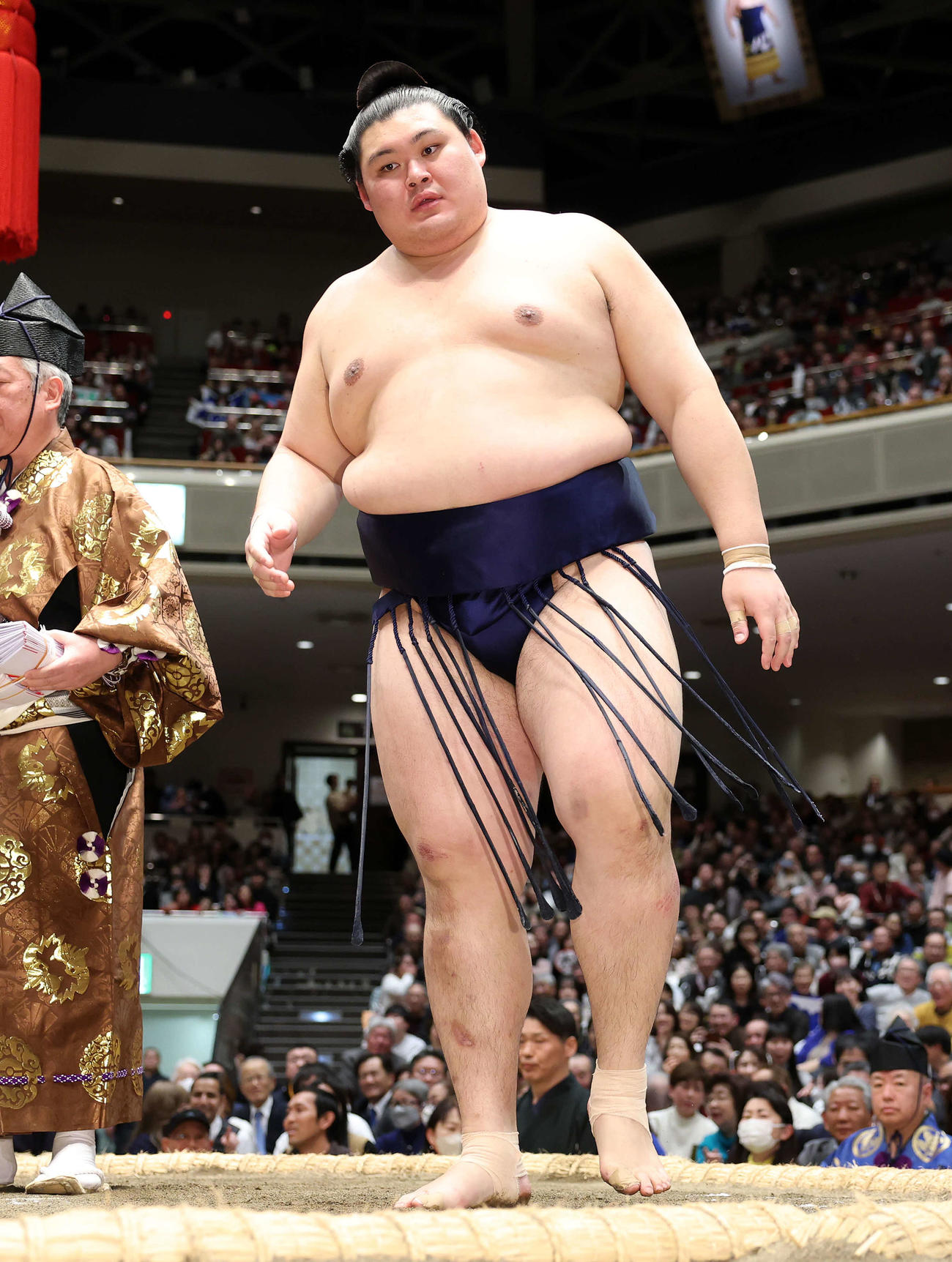 隆の勝を突き落としで破った大の里（撮影・鈴木正人）