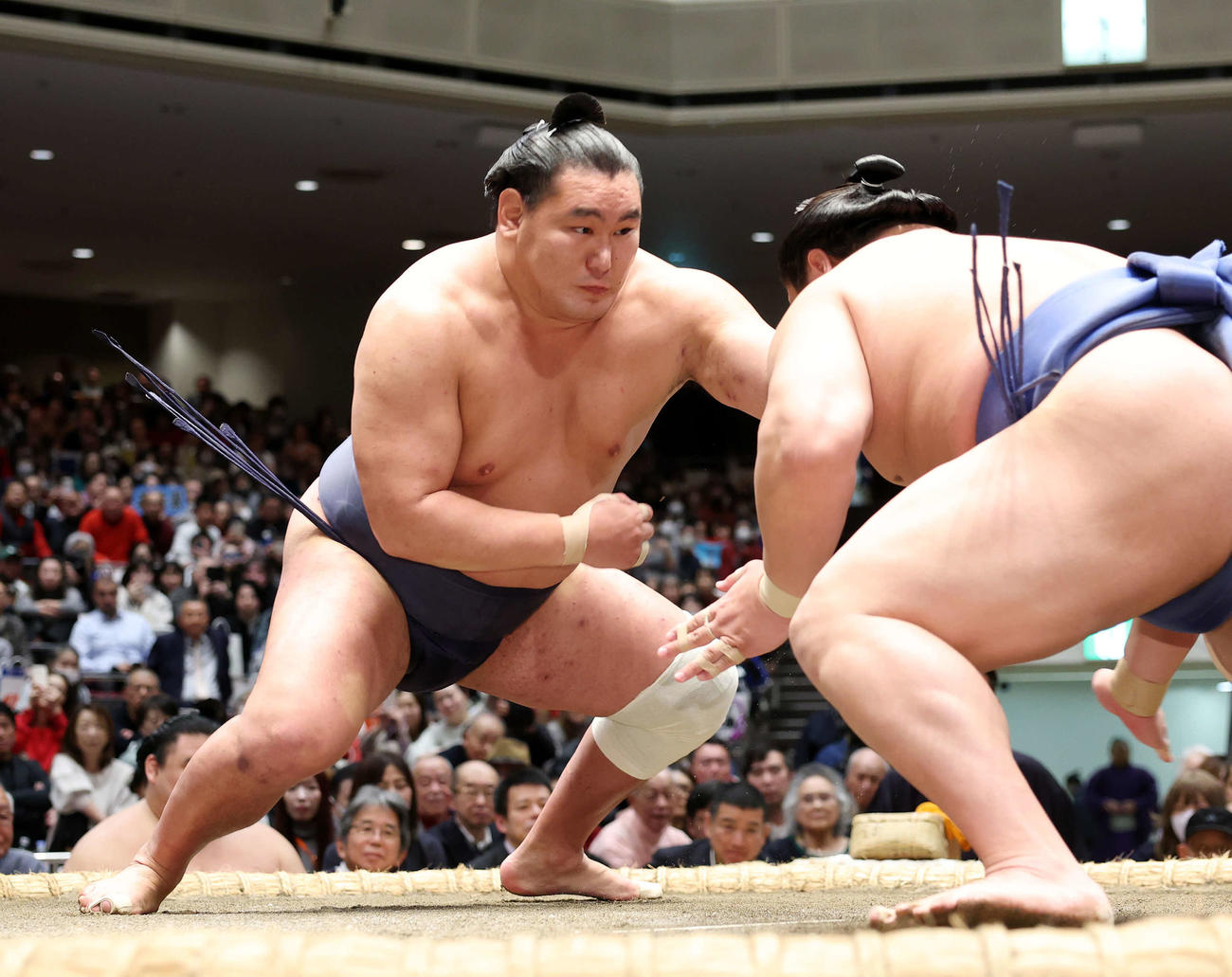 若隆景（右）に鋭い立ち合いで攻める豊昇龍（撮影・鈴木正人）