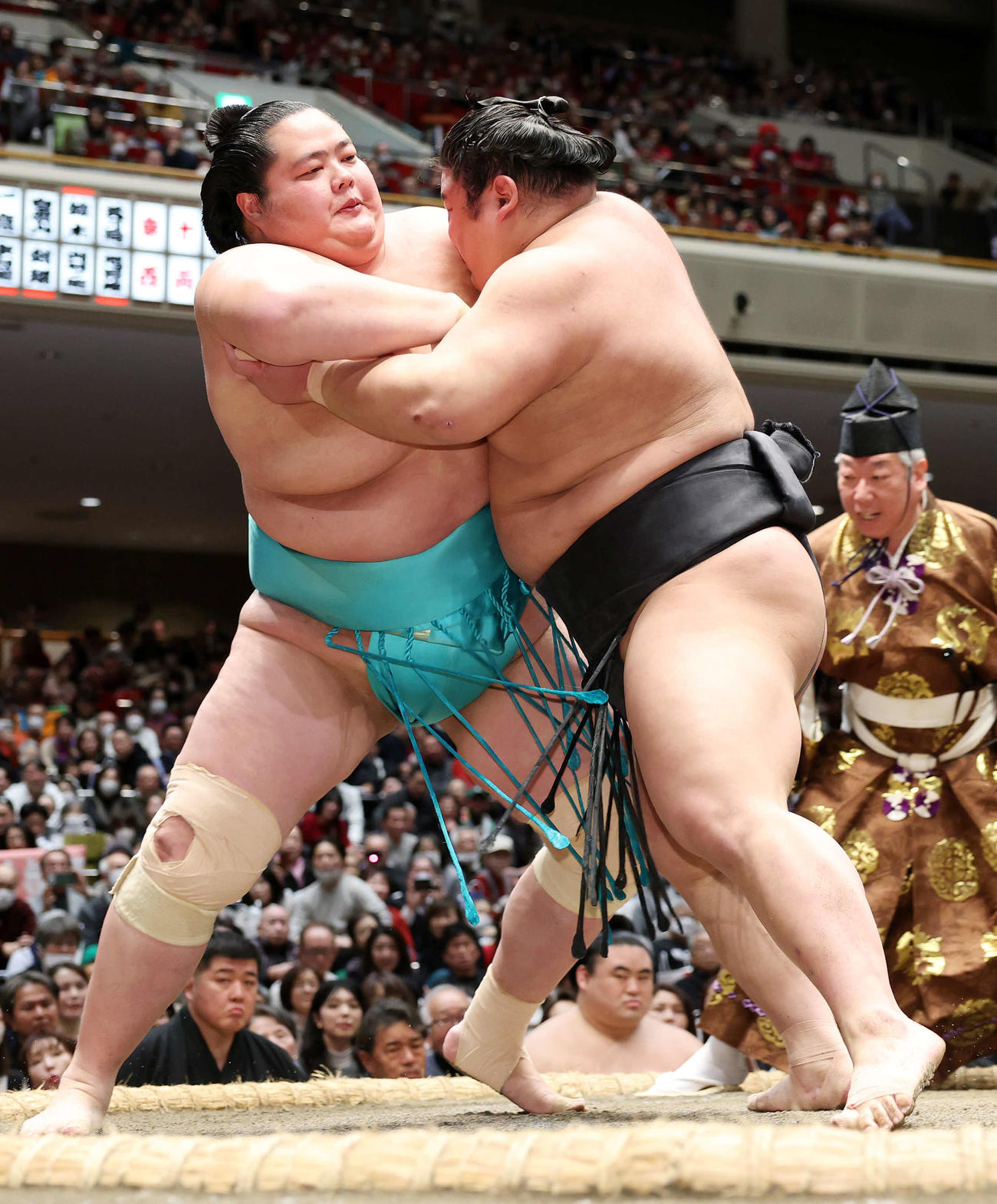 攻め合う琴桜（左）と伯乃富士（撮影・鈴木正人）