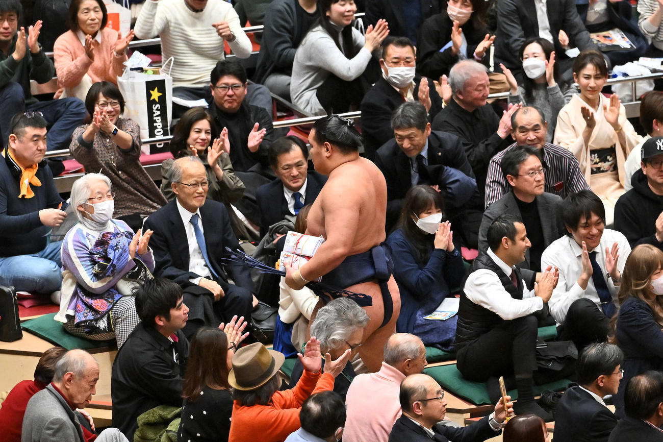 若隆景を破破り懸賞金を手に引き揚げる豊昇龍（撮影・滝沢徹郎）