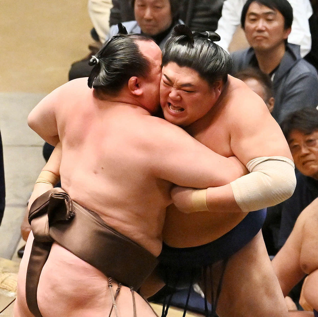 千代翔馬（左）を攻め立てる阿炎（撮影・滝沢徹郎）