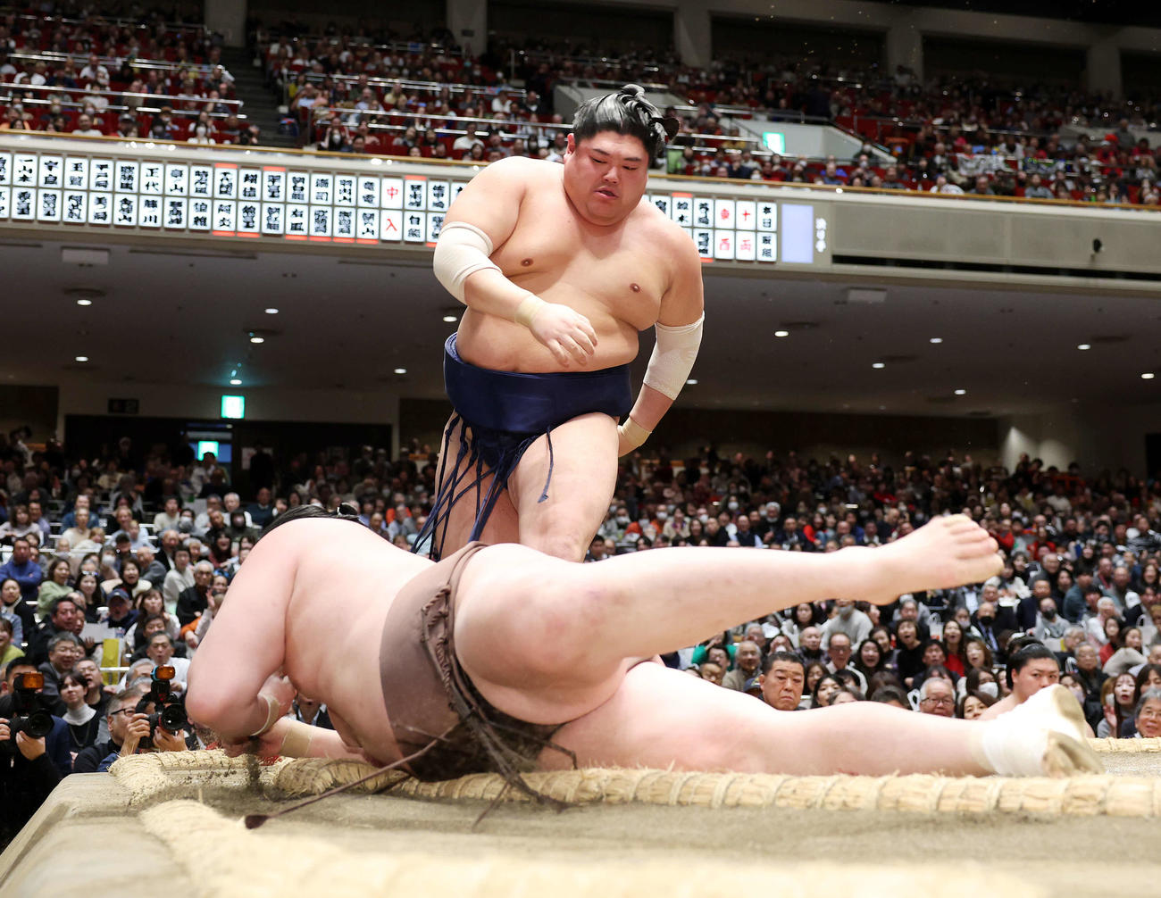 千代翔馬（手前）を突き落としで破った阿炎（撮影・鈴木正人）