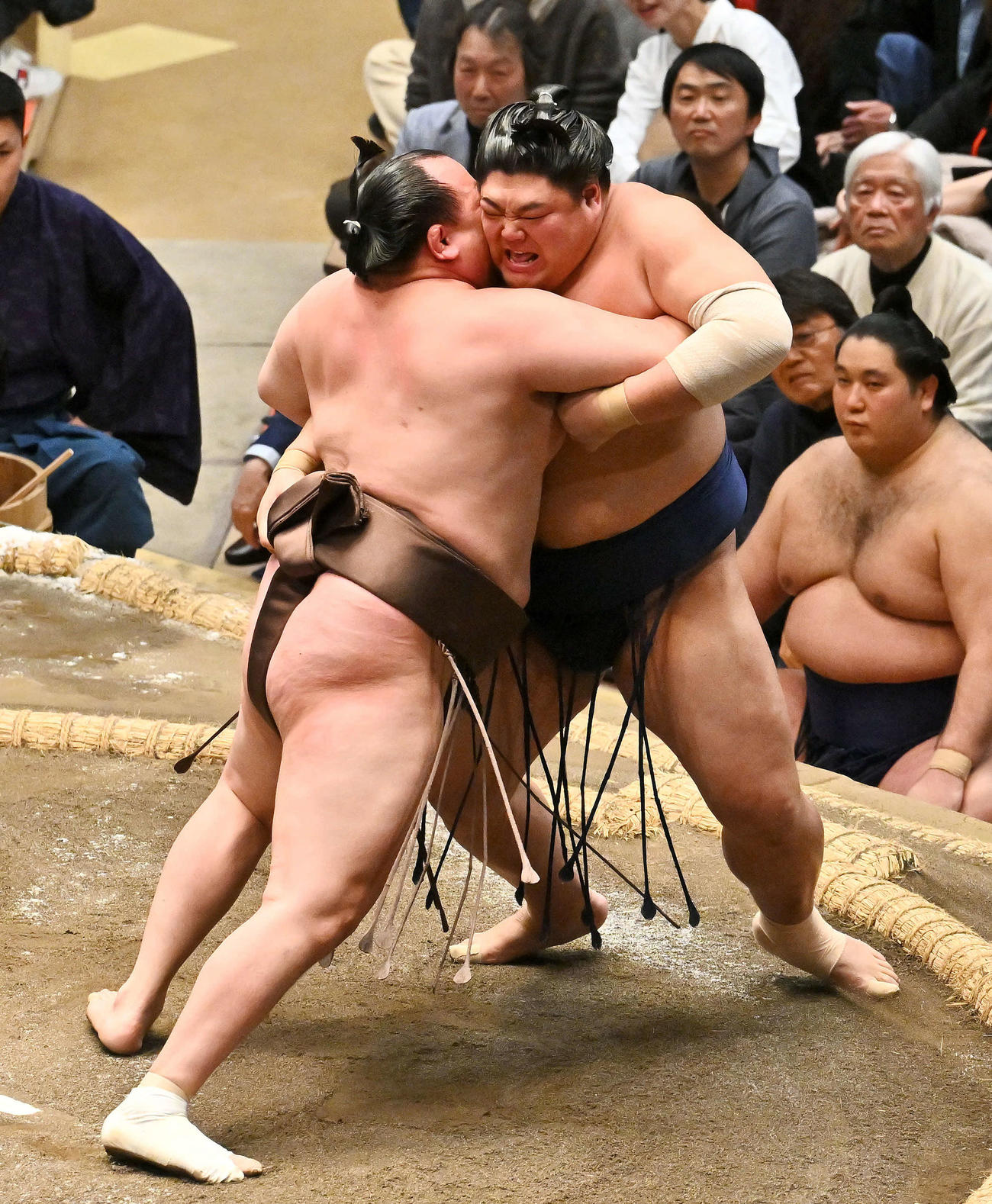 阿炎（右）は千代翔馬を攻める（撮影・滝沢徹郎）