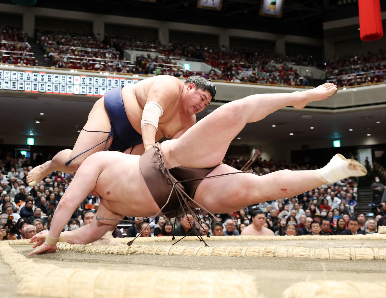 千代翔馬（手前）を突き落としで破る阿炎（撮影・鈴木正人）