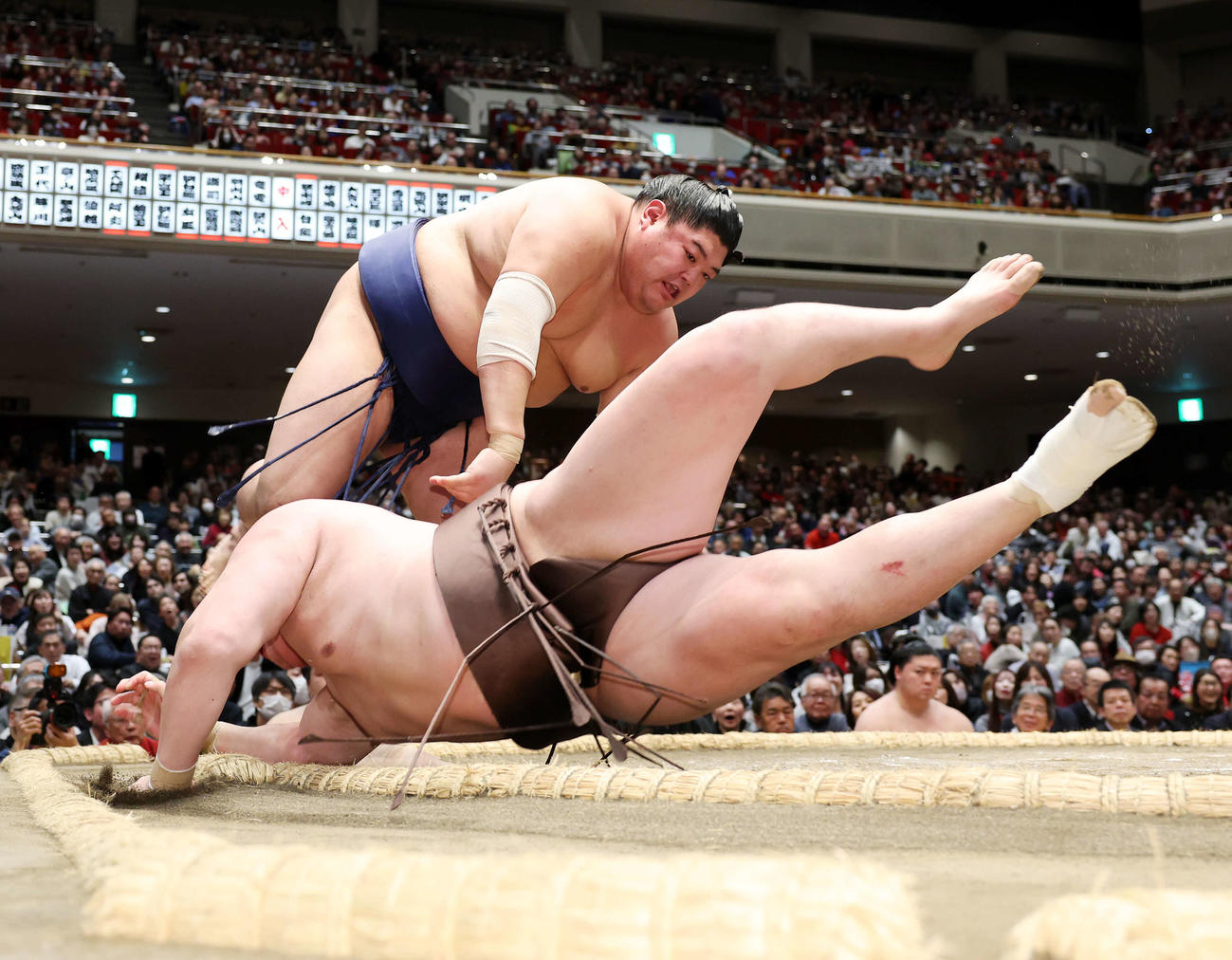 千代翔馬（手前）を突き落としで破る阿炎（撮影・鈴木正人）
