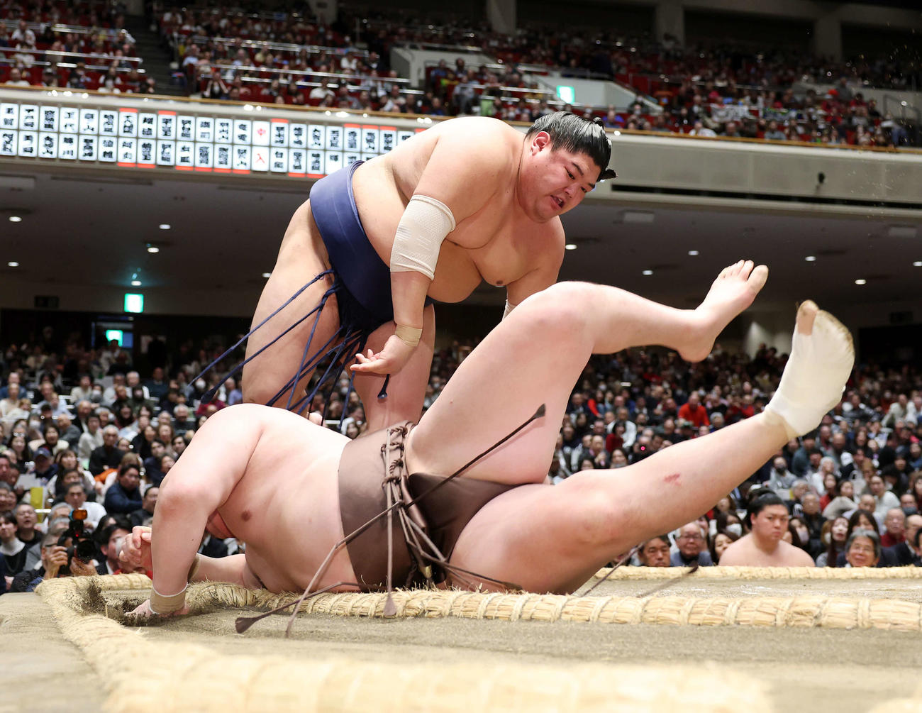 千代翔馬（手前）を突き落としで破る阿炎（撮影・鈴木正人）