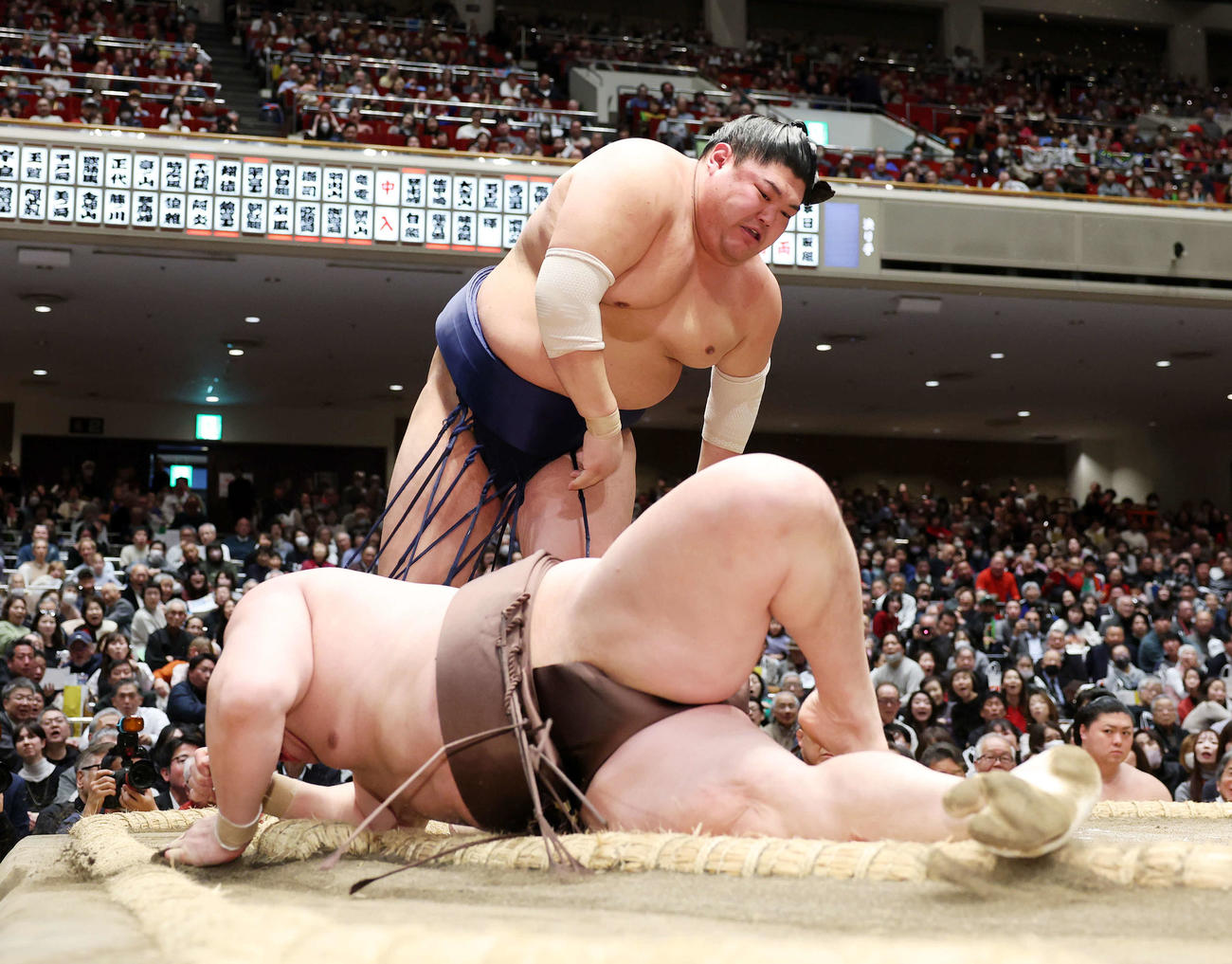 千代翔馬（手前）を突き落としで破る阿炎（撮影・鈴木正人）