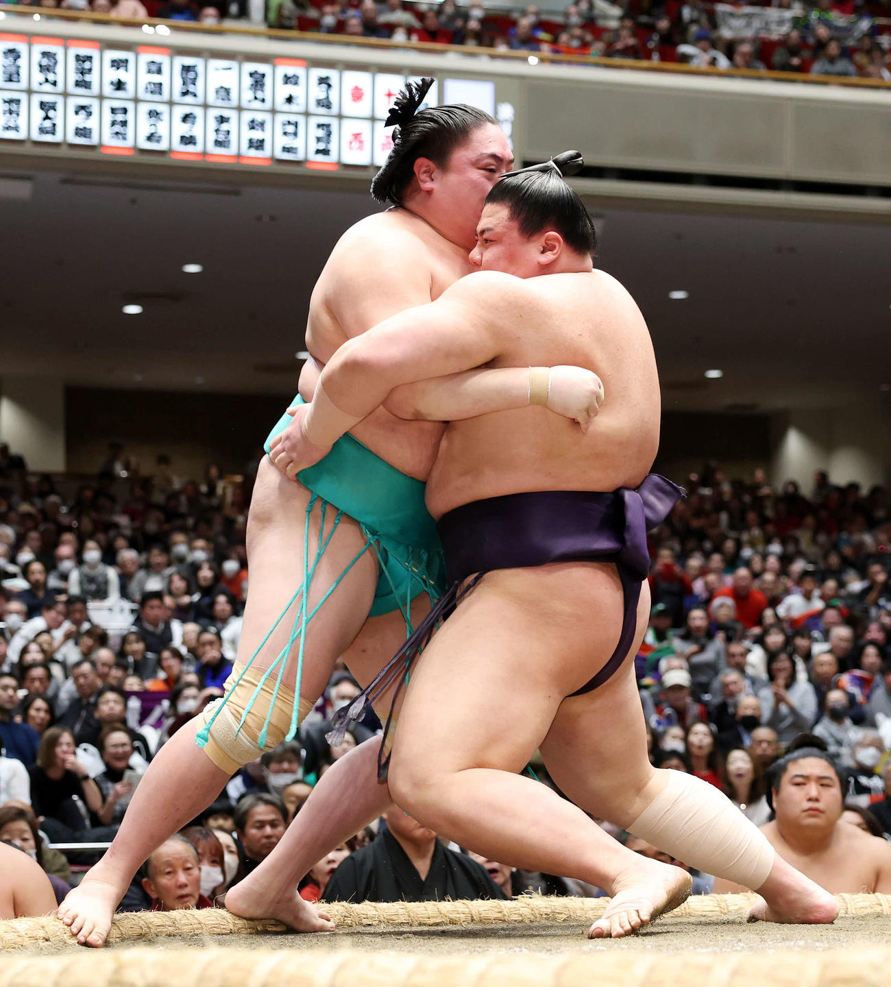 一山本（左）を攻め立てる義ノ富士（撮影・鈴木正人）