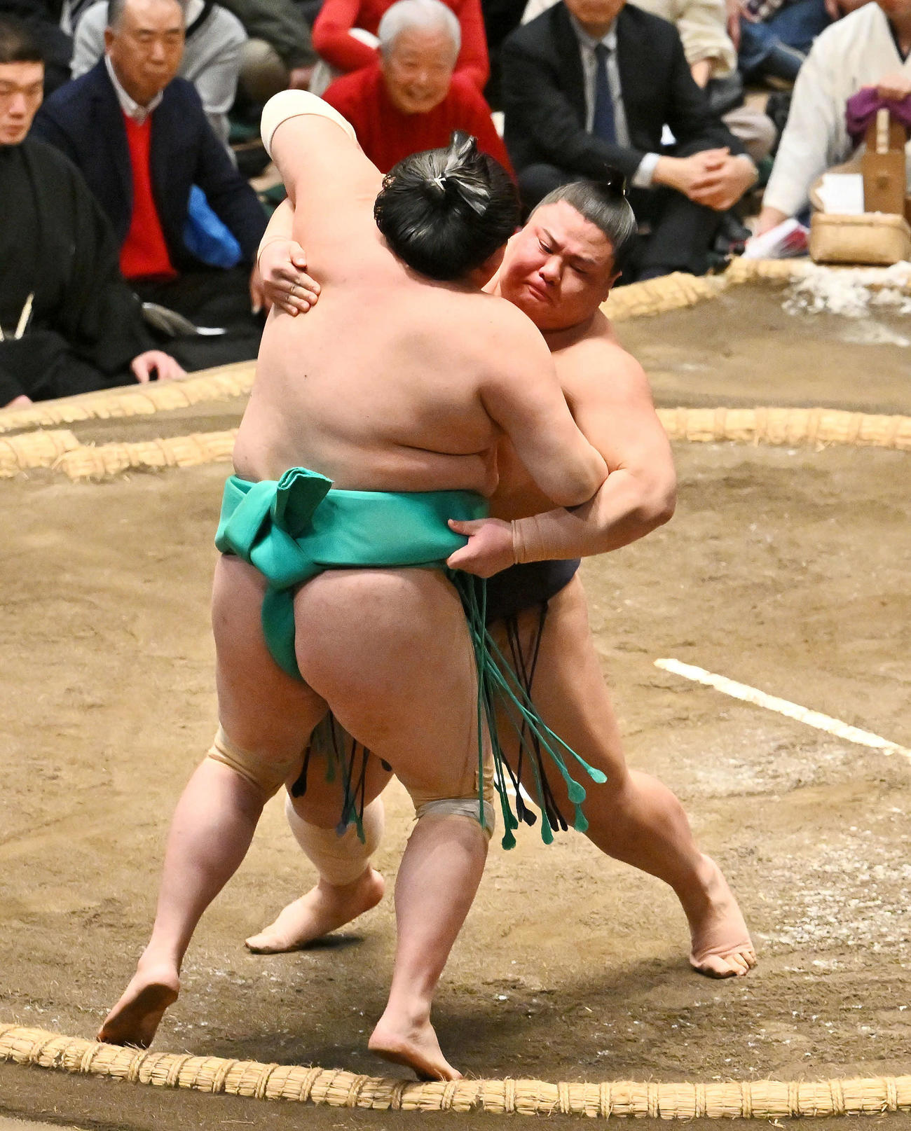 義ノ富士（右）は一山本を寄り切りで破る（撮影・滝沢徹郎）