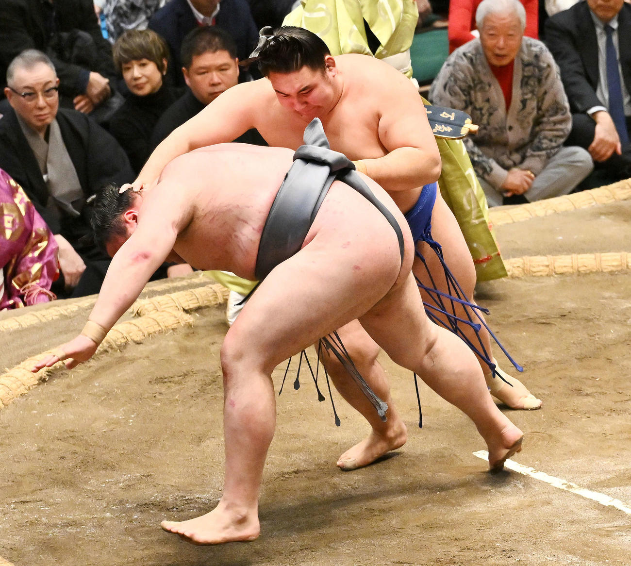 欧勝馬（右）は金峰山を上手出し投げで破る（撮影・滝沢徹郎）