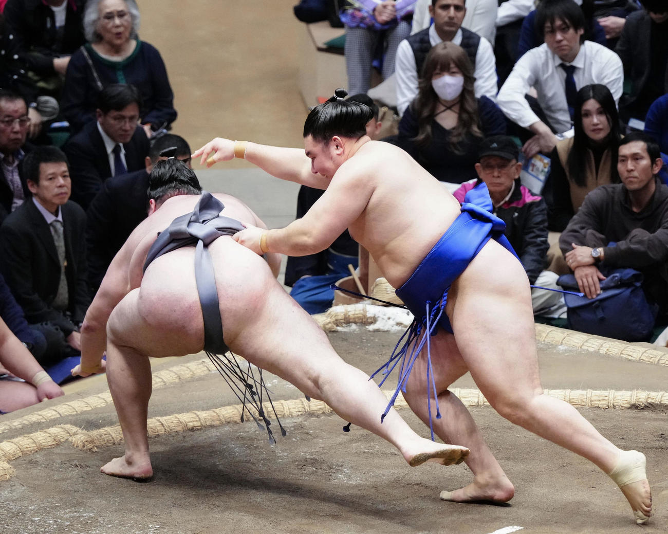欧勝馬（右）が上手出し投げで金峰山を破る（共同）
